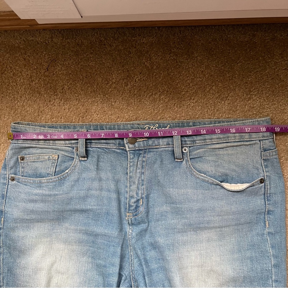 Universal Thread Mid Rise Mid Light Wash Cropped Jeans - Picture 4 of 5